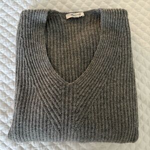 Madewell Charcoal Merino Wool V-Neck Women’s Sweater/Perfect layering piece